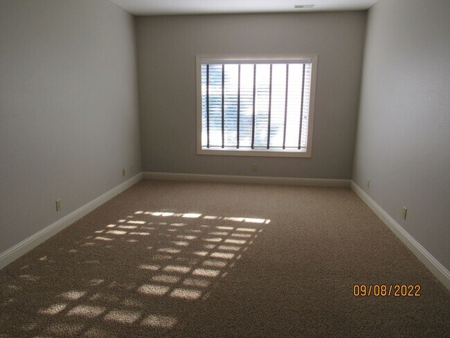 Building Photo - 4 bedroom duplex in Camdenton