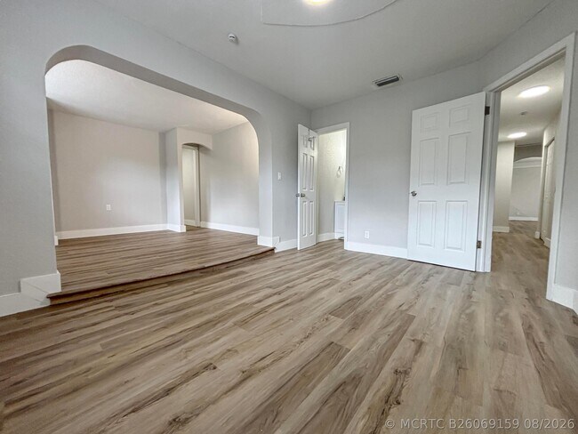 Building Photo - 6720 SW 17th St