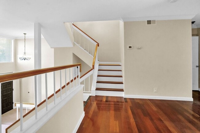 Building Photo - Beautiful townhome in La Jolla!  Three bedrooms plus office/extra bedroom! Available immediately!