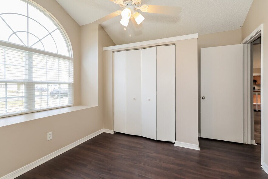 Building Photo - 1863 Sherwood Dr