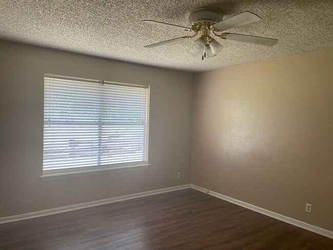 Building Photo - 3/2/2 LISD