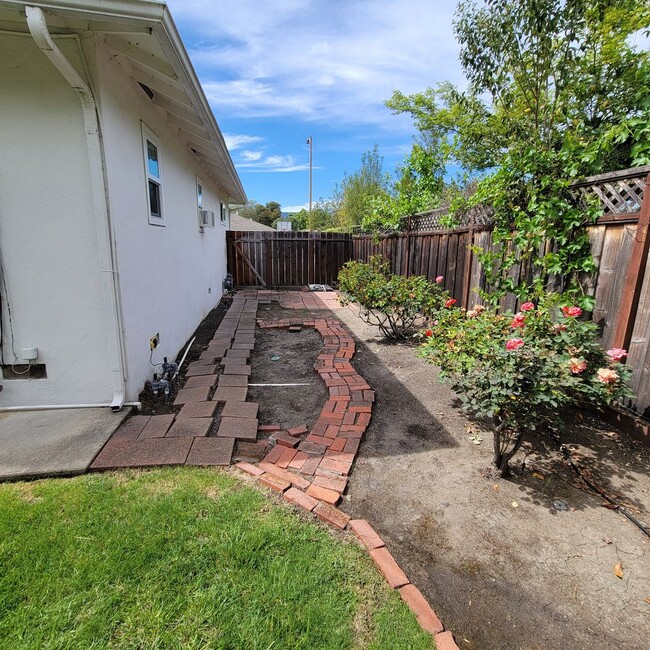 Building Photo - Well-Maintained Redwood City Home with Bonus Room & Private Yard