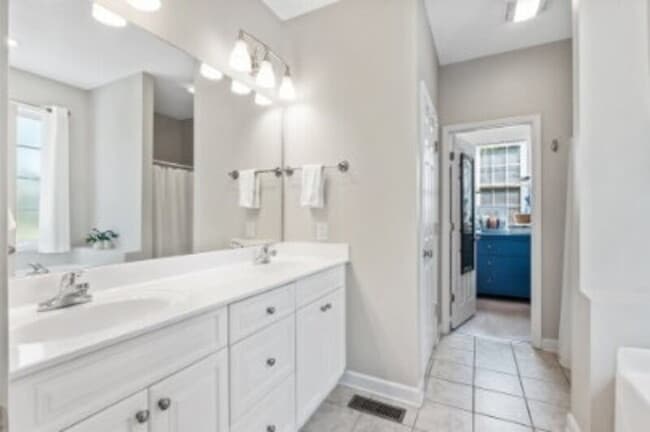 Building Photo - 190 Diamondhead Dr S