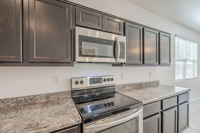 Building Photo - Gorgeous 4 Bed / 2 Bath Home – Move-In Rea...