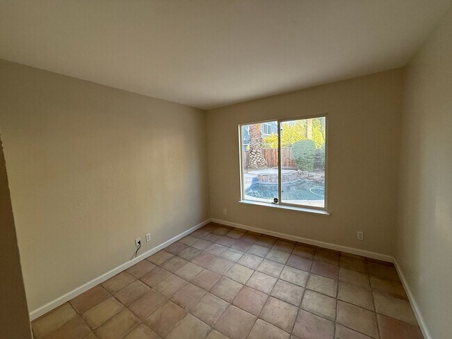 Building Photo - 5 bedrooms located in Redbridge Gated Community!