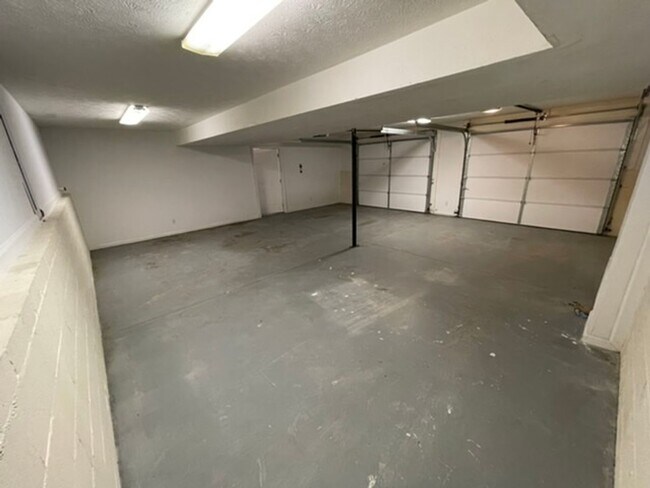Building Photo - Large Home in Shelbyville For Rent