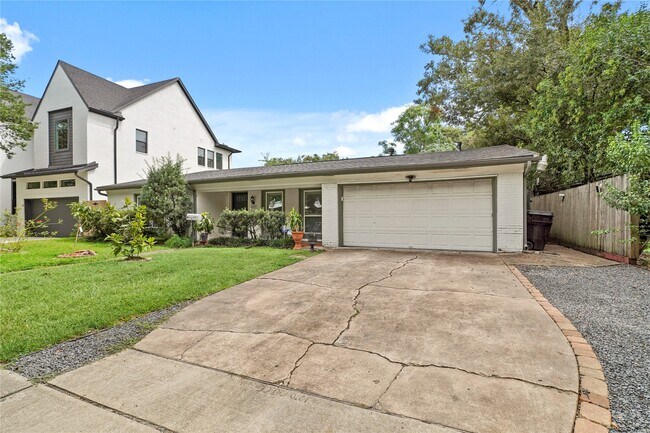 Building Photo - 4019 Blue Bonnet Blvd