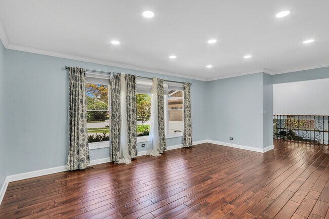 Building Photo - 107 E Burr Oak Dr