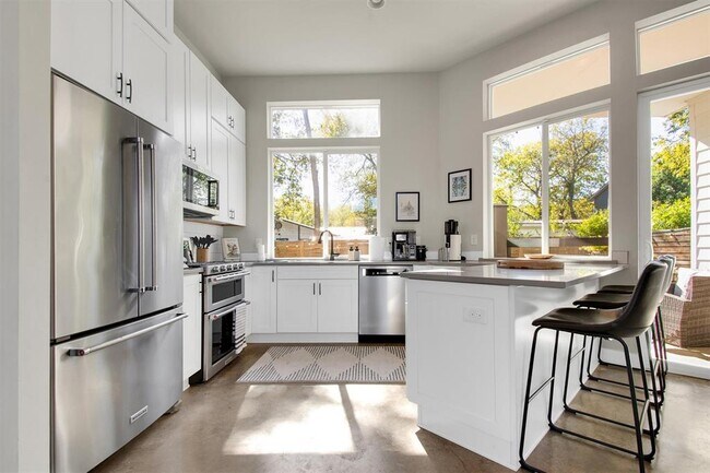 Building Photo - 1905 Alegria Rd