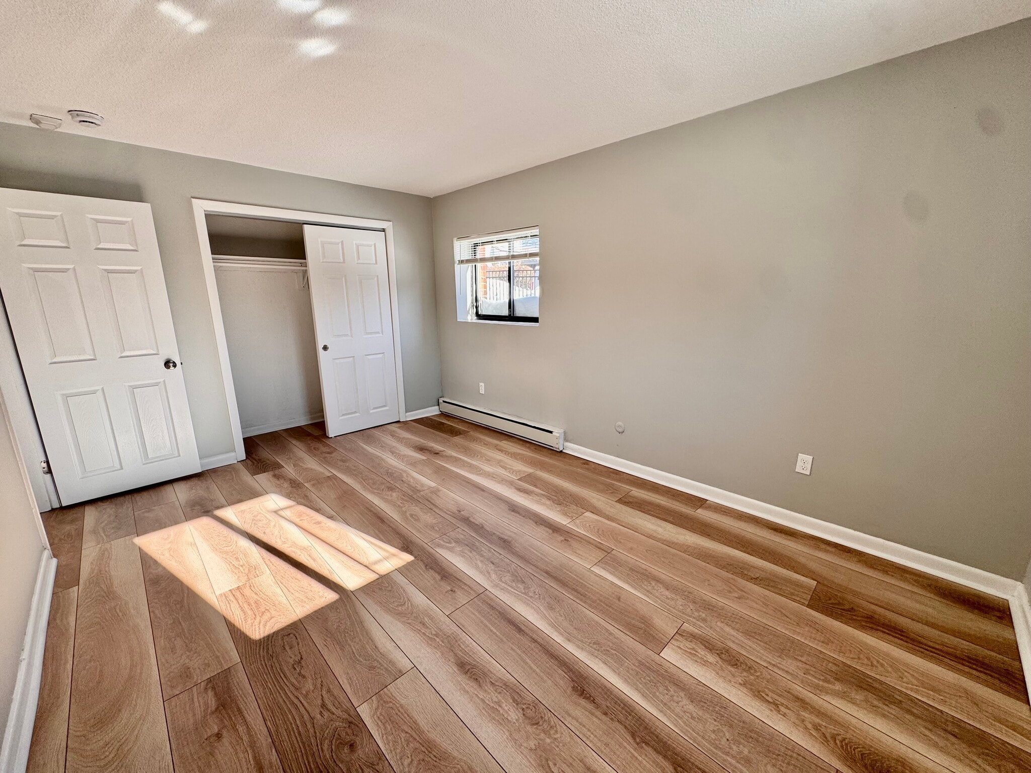 Building Photo - 837 River St