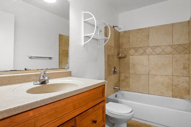 Building Photo - Prime ASU Location 5BR Home with Pool & Garage