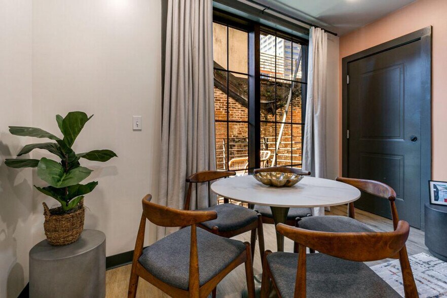 Building Photo - 611 Commerce St