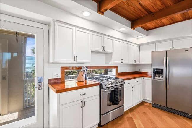 Building Photo - 2900 Ocean Dr S