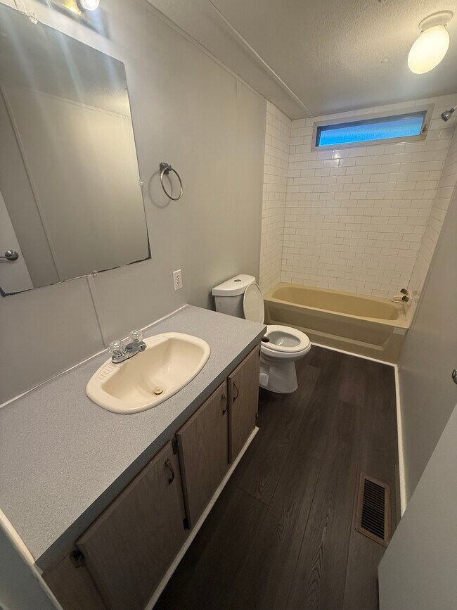 Building Photo - 14136 Little Ranch Rd