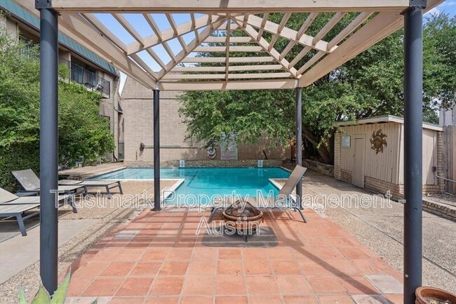 Building Photo - 2600 Penny Ln