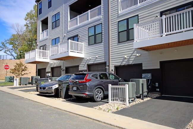 Building Photo - Spacious Brookhill Commons Townhouse