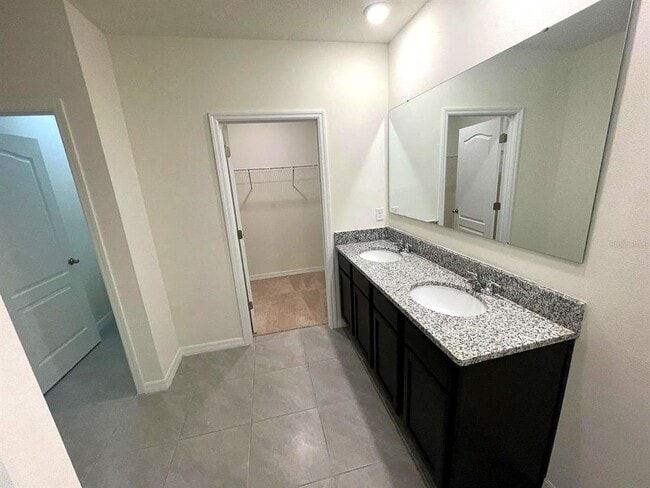 Building Photo - 2030 Maple Ridge Dr