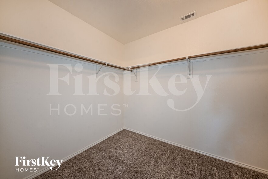 Building Photo - 2803 Englenook Dr