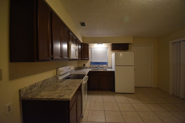 Building Photo - 2 Bed/1 Bath, Duplex - AVAILABLE NOW!