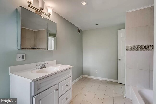 Building Photo - 915 W Lombard St