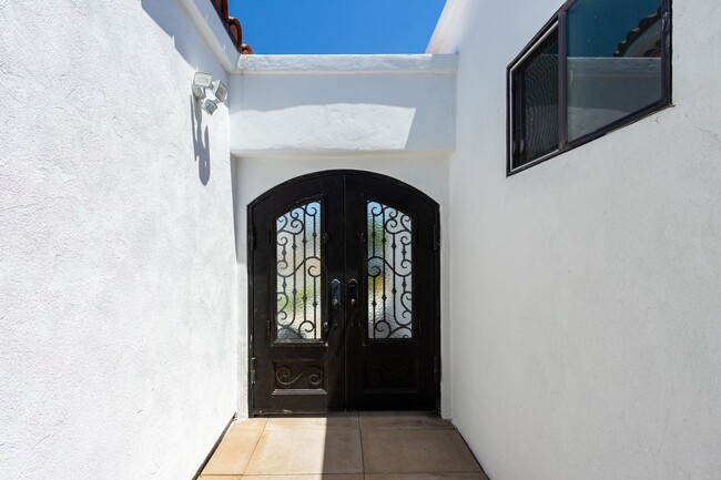 Building Photo - 10068 Russell Ave