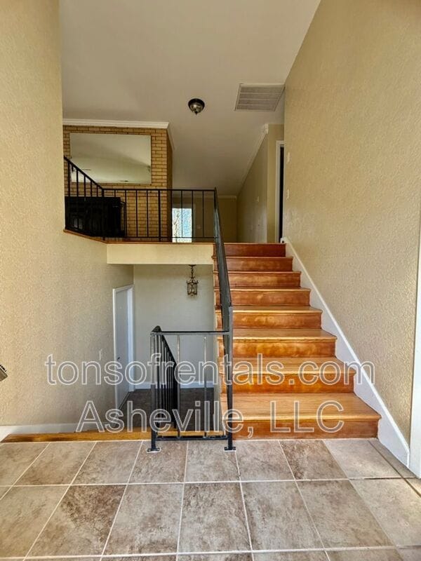 Building Photo - 161 Dogwood Dr