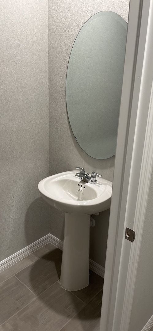 Building Photo - Like new 3 bedroom, 2.5 bathroom, 1 car ga...