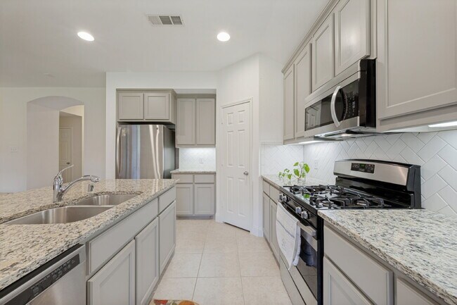 Building Photo - Beautiful Open-Concept Home with Large Backyard