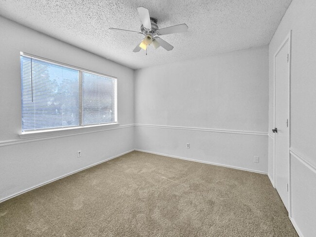 Building Photo - 3BR SFR w/ Garage & Fenced Yard in Fort Worth