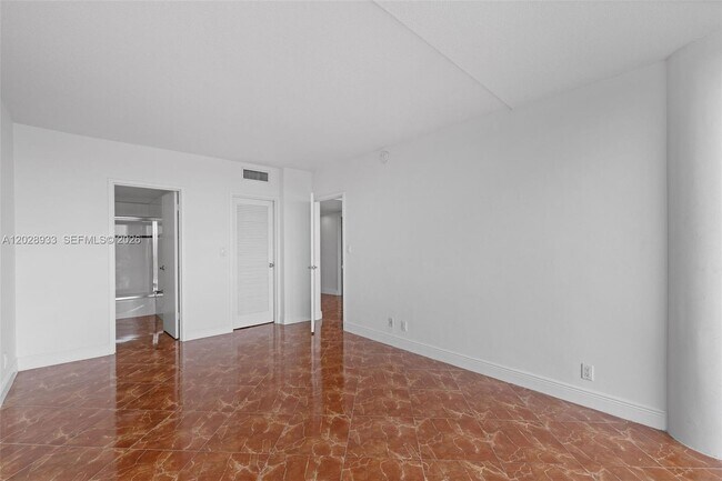 Building Photo - 900 Bay Dr