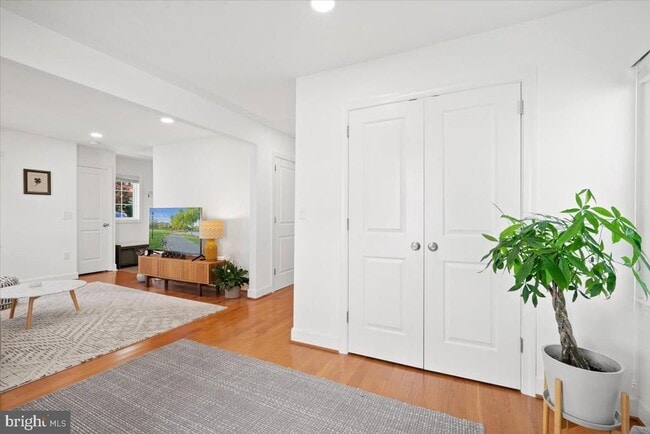 Building Photo - 4842 Park Ave