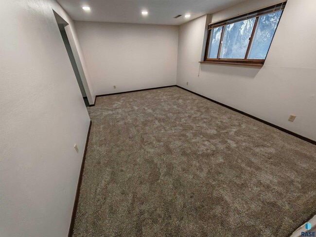 Building Photo - 4504 S Cliff Ave