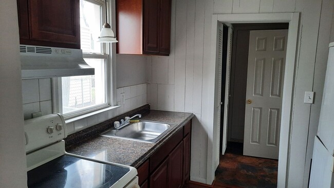 Building Photo - CUTE 2 BEDROOM FOR LEASE IN MADISON HEIGHTS