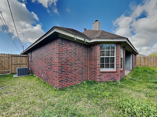 Building Photo - 2922 31st Ave N