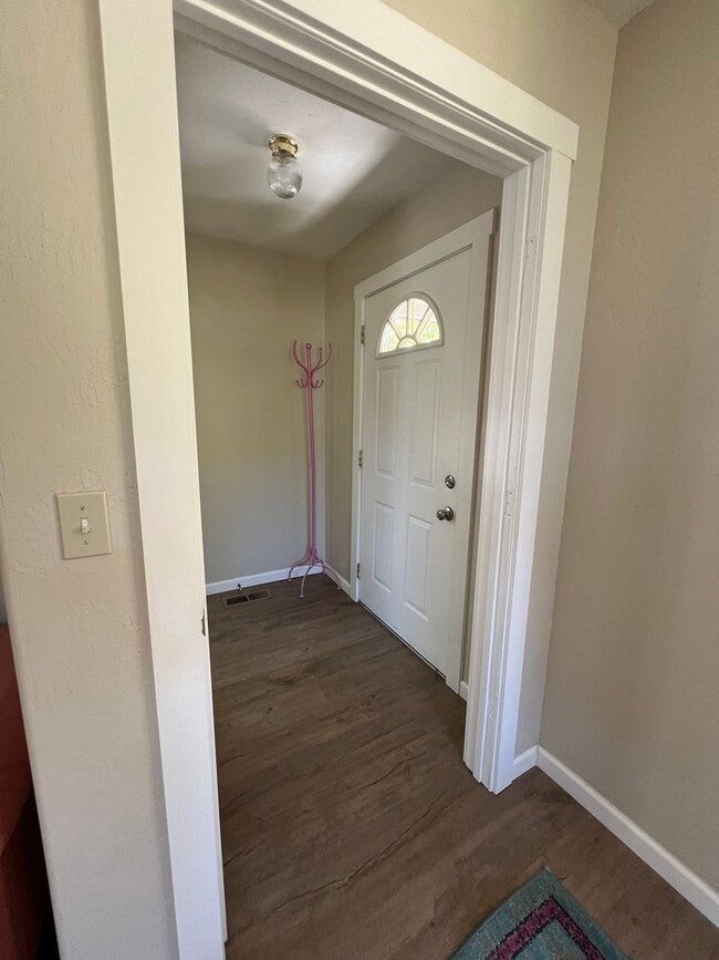 Building Photo - COMING SOON!  2 bed, 2 bath home in the heart of Ashland