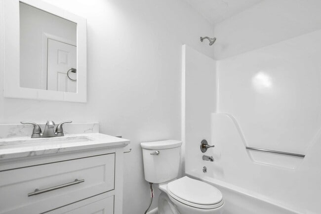 Building Photo - Pet Friendly Three Bedroom!