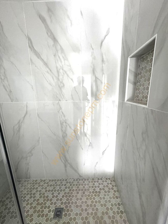 Building Photo - 696 E 9th St