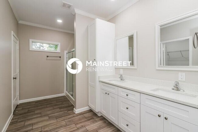 Building Photo - 4 Bedroom Pet-Friendly Home in Houston, TX with Main Street Renewal