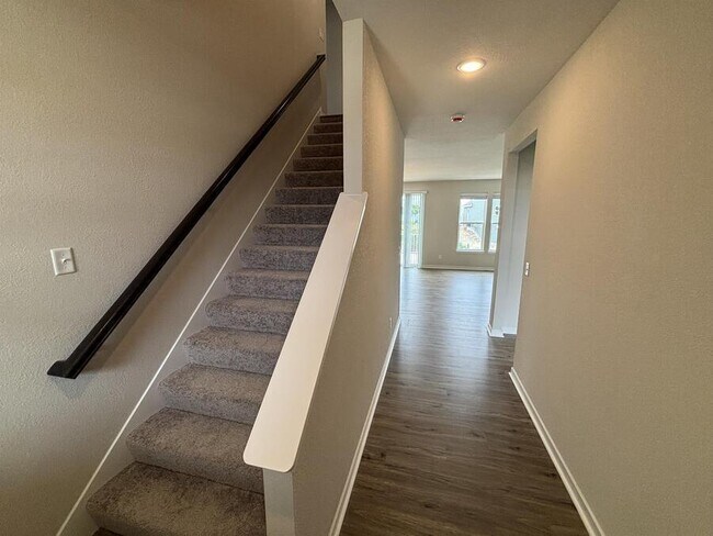 Building Photo - 670 Lambert Dr