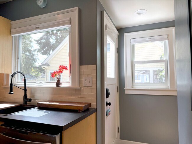 Building Photo - Updated 4-Bedroom Home in the Heart of Loy...