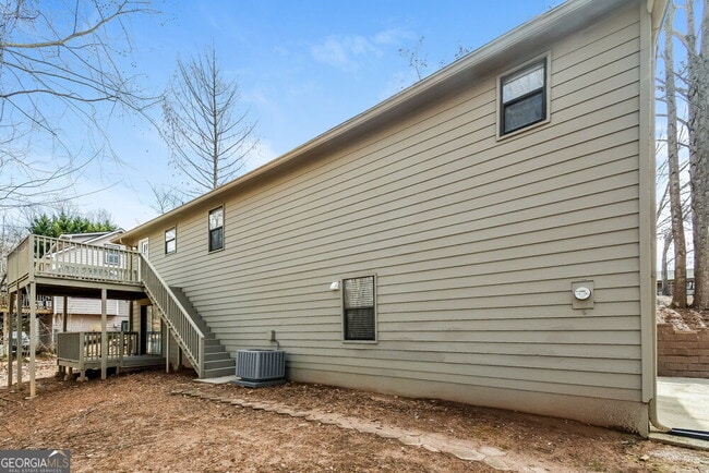 Building Photo - 584 Brooks St