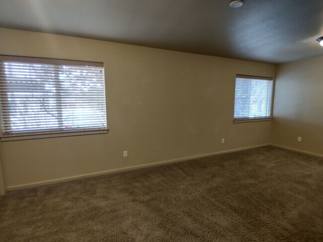 Building Photo - NW 3x2 townhome with primary bedroom on the main level