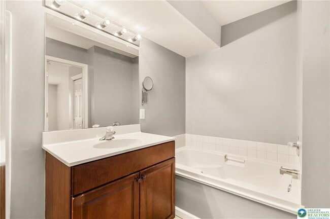 Building Photo - 5502 Tanglewood Ln