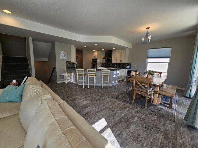 Building Photo - Beautiful 5-bedroom, 5-bathroom home in the desirable Banning Lewis Ranch community!