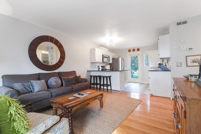 Building Photo - 412 St Charles Ct