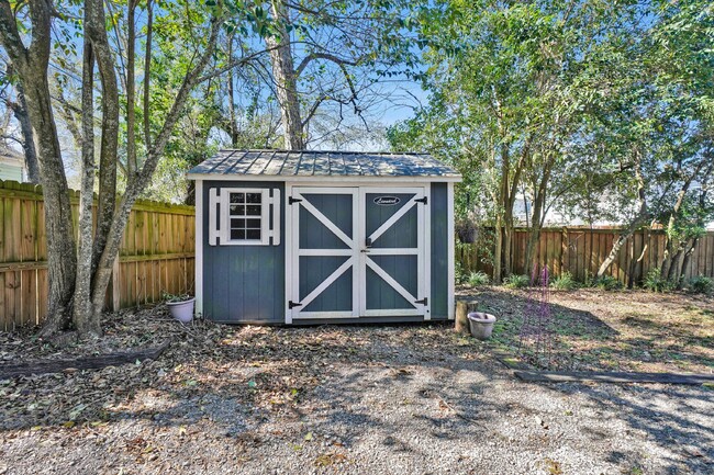 Building Photo - This charming cottage-style home has a lot...