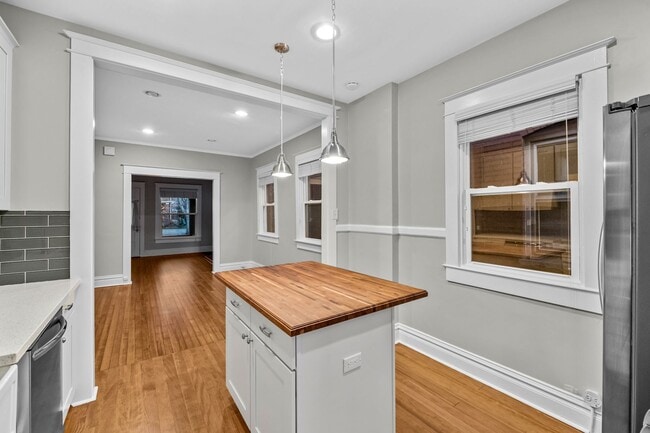 Building Photo - 573 S Pearl St