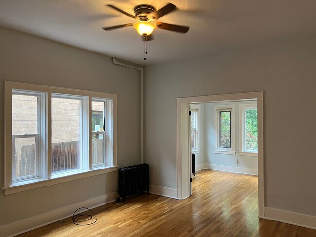 Building Photo - Uptown condo available immediately