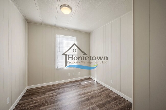 Building Photo - 3 Bedroom 1 Bath Home with Off-Street Park...