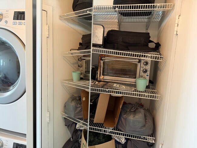 Building Photo - 300 N State St